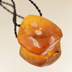 Natūralaus gintaro kulonas ant virvutės