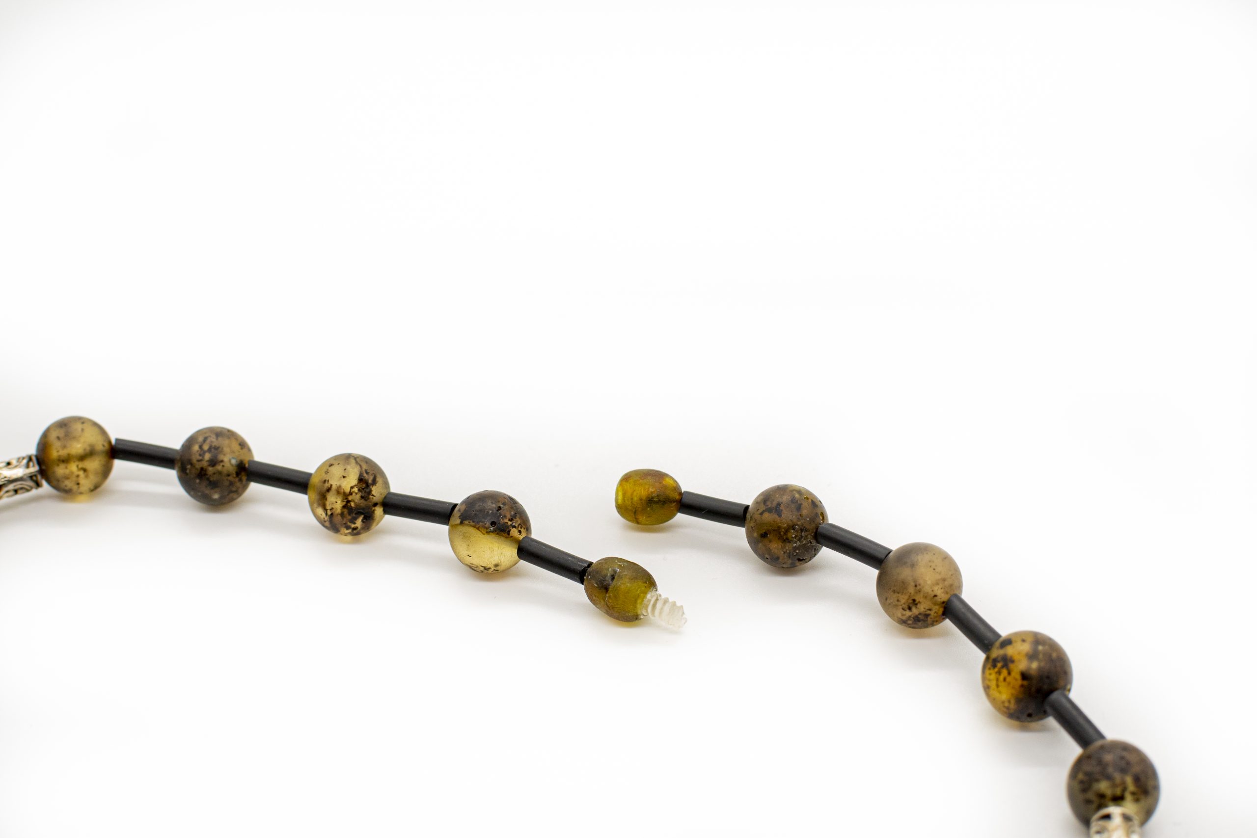 Vyriški gintaro karoliai su metalo detalėmis - Image 6