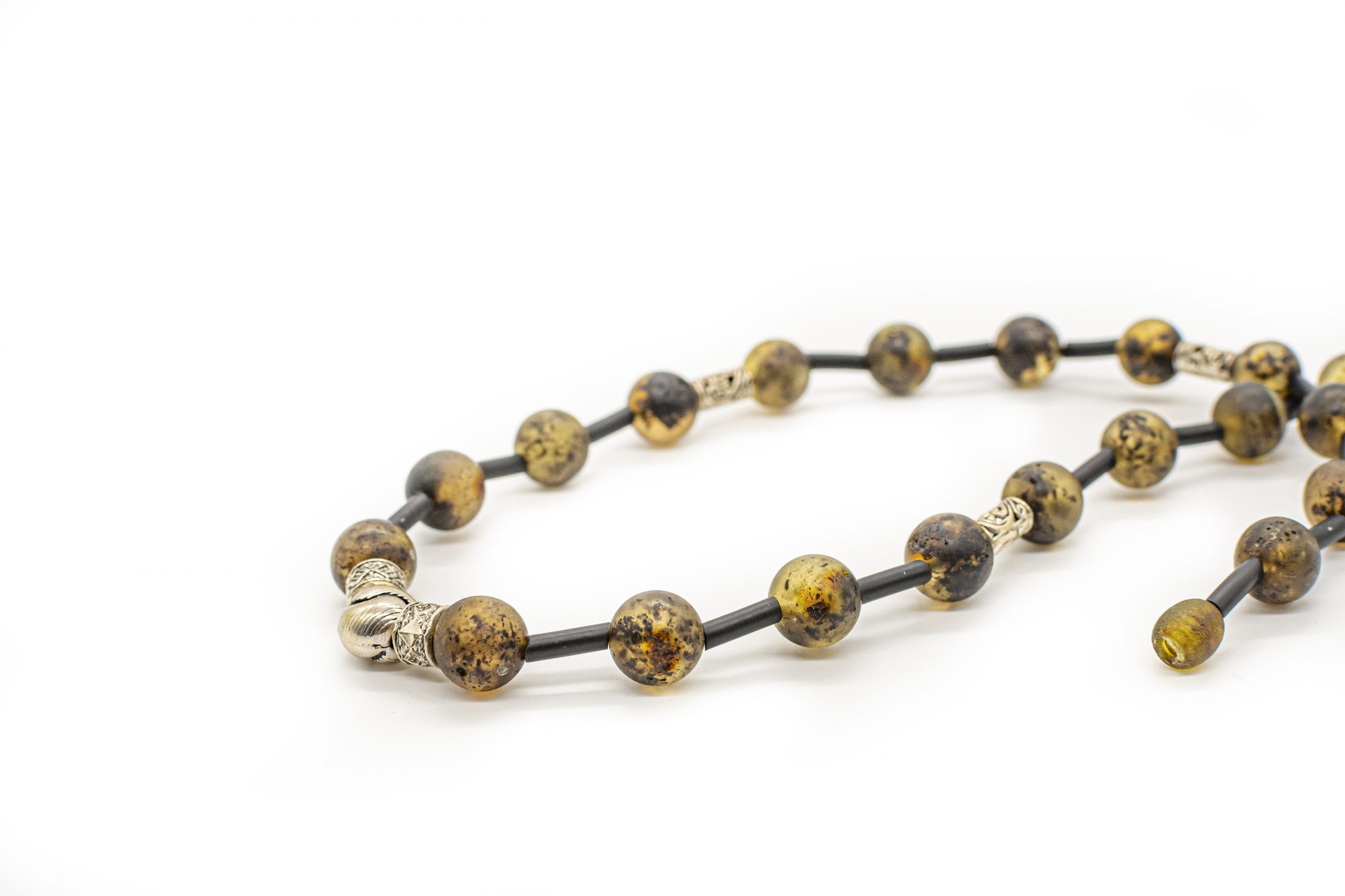 Vyriški gintaro karoliai su metalo detalėmis - Image 3