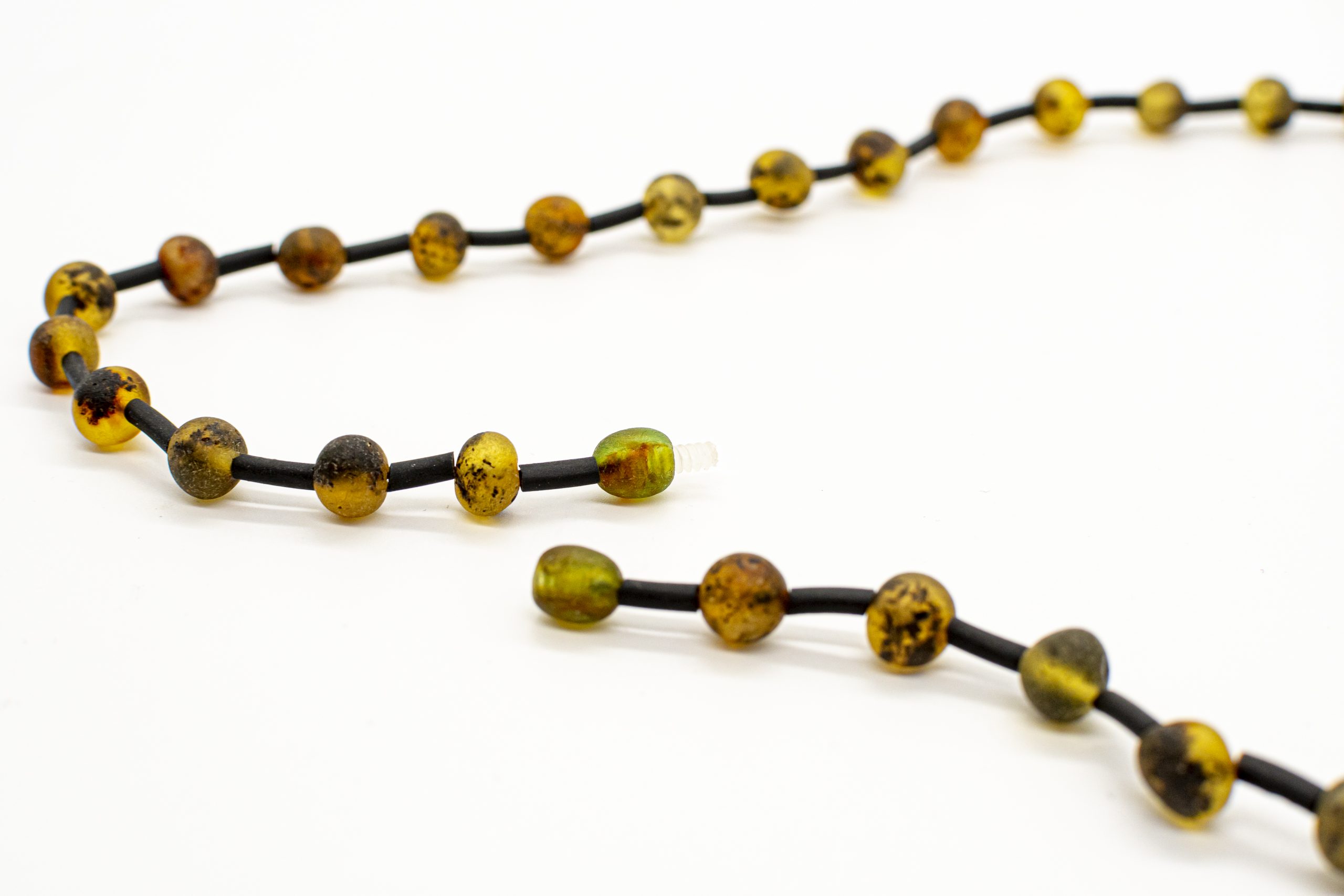 Matinio žalio gintaro karoliai - Image 6