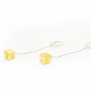 Balto gintaro auskarai „kubai”