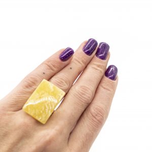 Stačiakampis balto gintaro žiedas