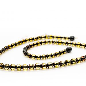 Žalio kampuoto gintaro karoliai