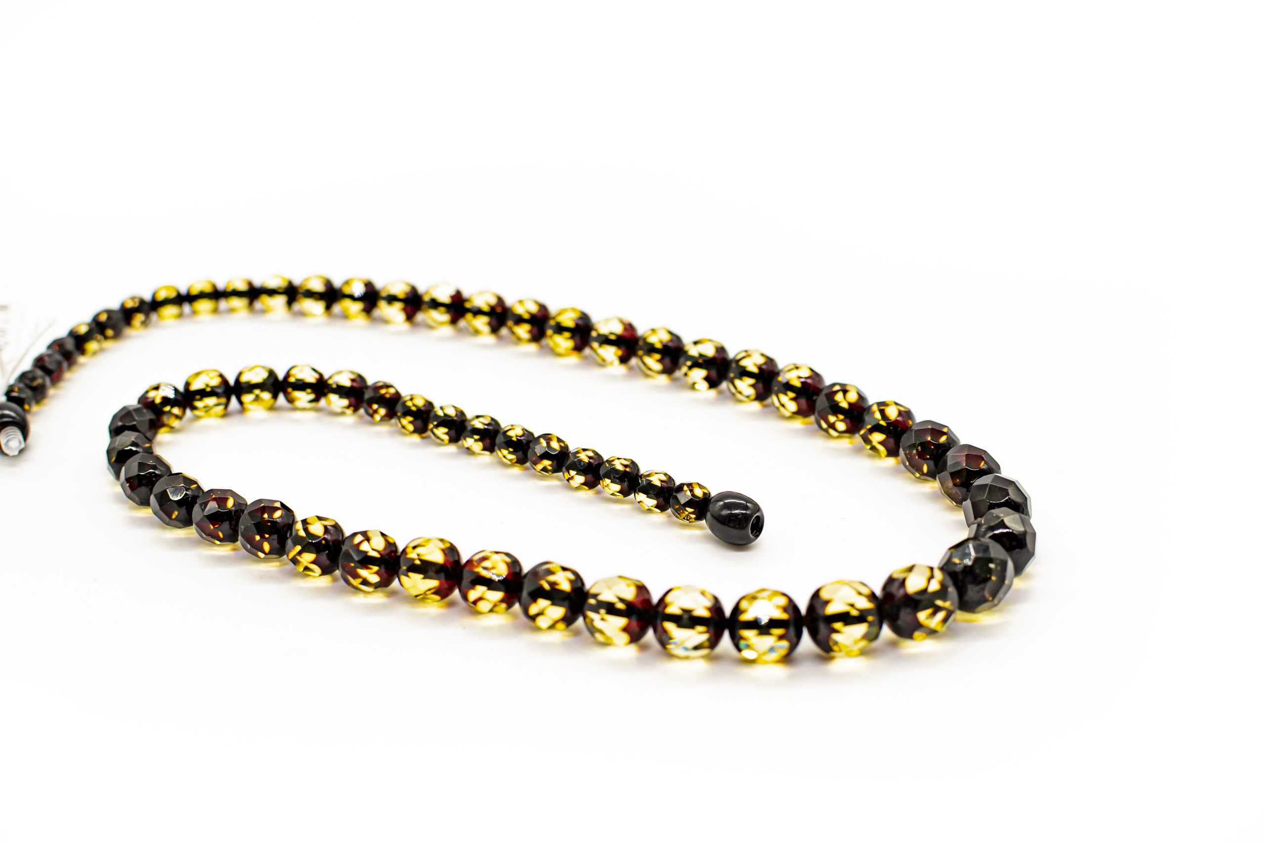 Žalio kampuoto gintaro karoliai