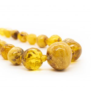 Masyvūs gintariniai karoliai