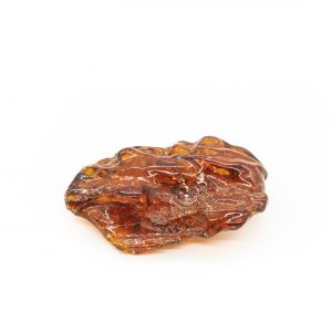 Konjako spalvos gintaro grynuolis