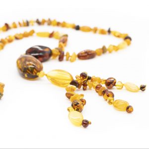 Ilgi gintariniai karoliai