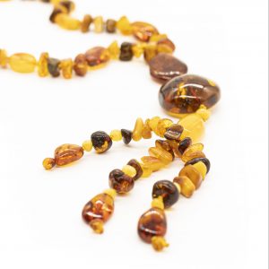 Ilgi gintariniai karoliai