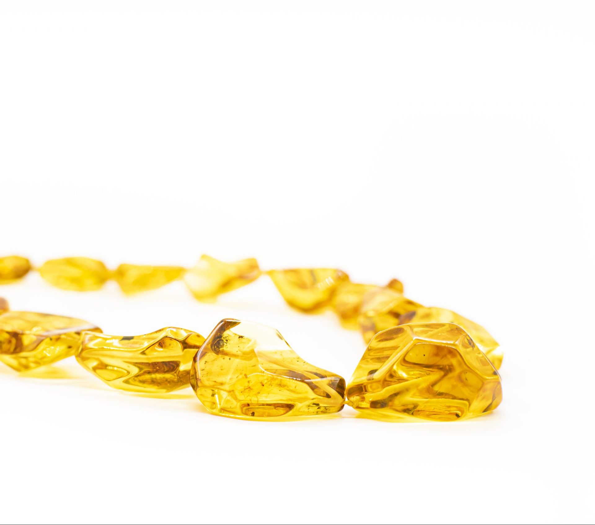 Šviesūs gintariniai karoliai