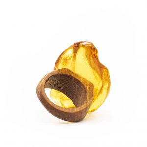 Medinis žiedas su gintaru