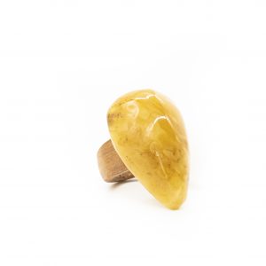 Medinis žiedas su gintaru