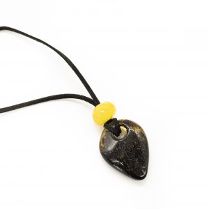 Žalio gintaro pakabukas ant virvelės