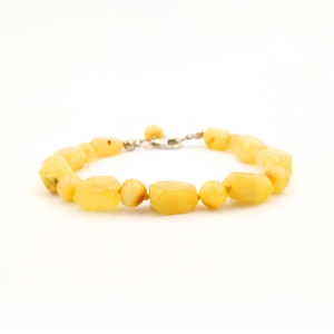 Smulki balto gintaro apyrankė