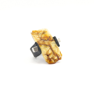 Kaučiukinis žiedas su gintaru