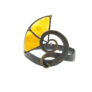 Žalvarinė apyrankė puošta gintaru