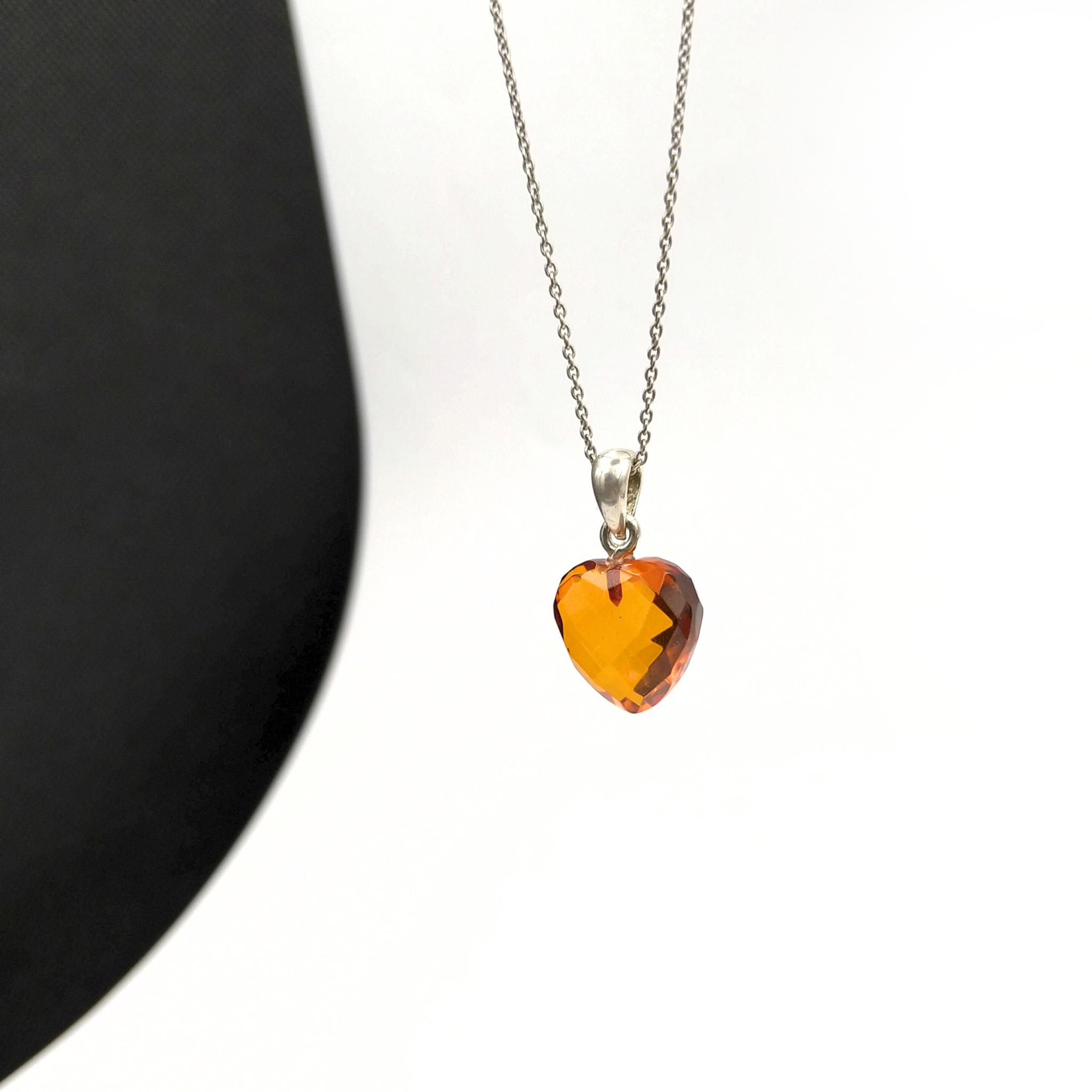 Gintarinis pakabukas "Širdelė" - Image 3