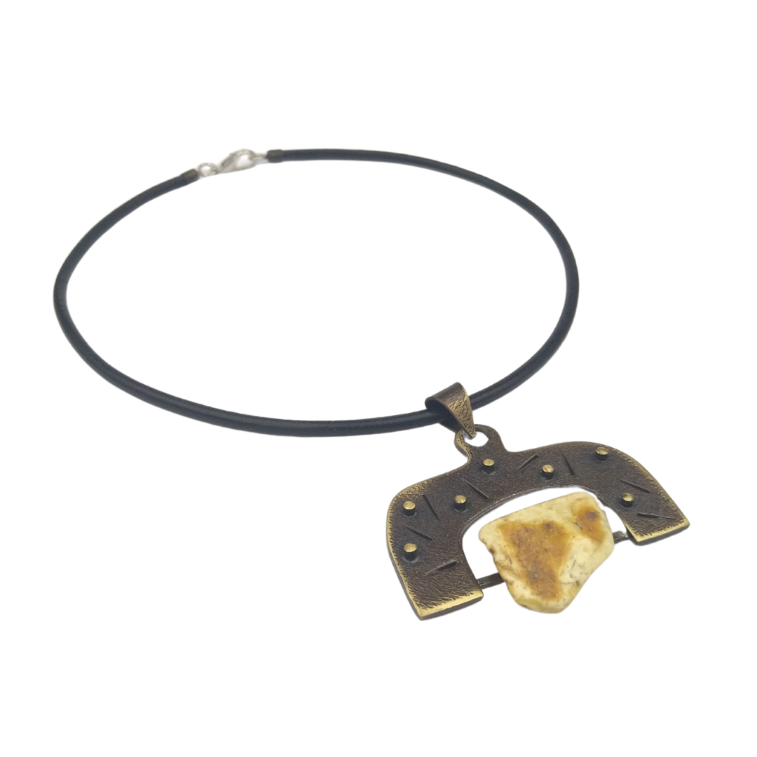 Žalvarinis pakabukas su odine virvele