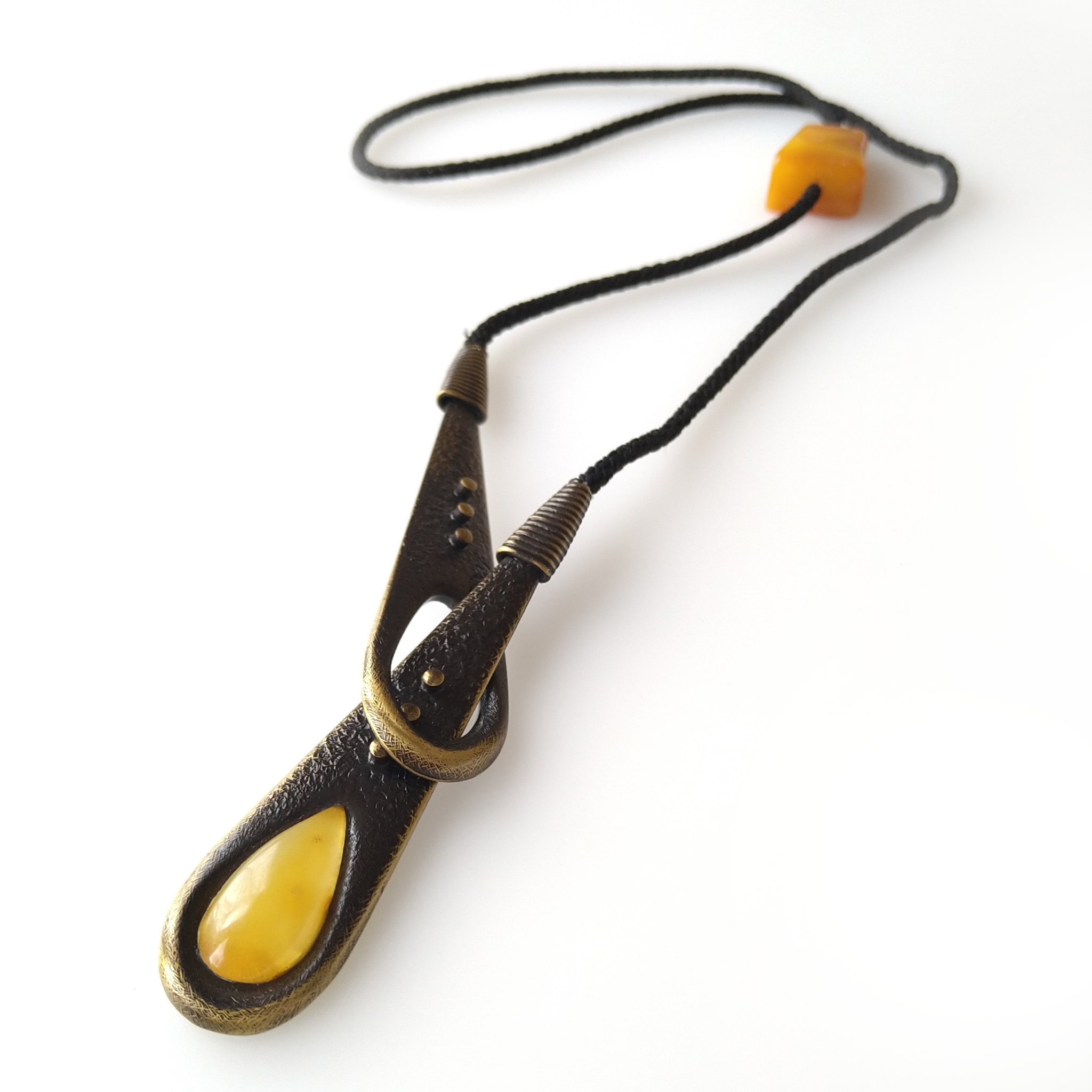 Žalvarinis kaklaraištis Kilputė