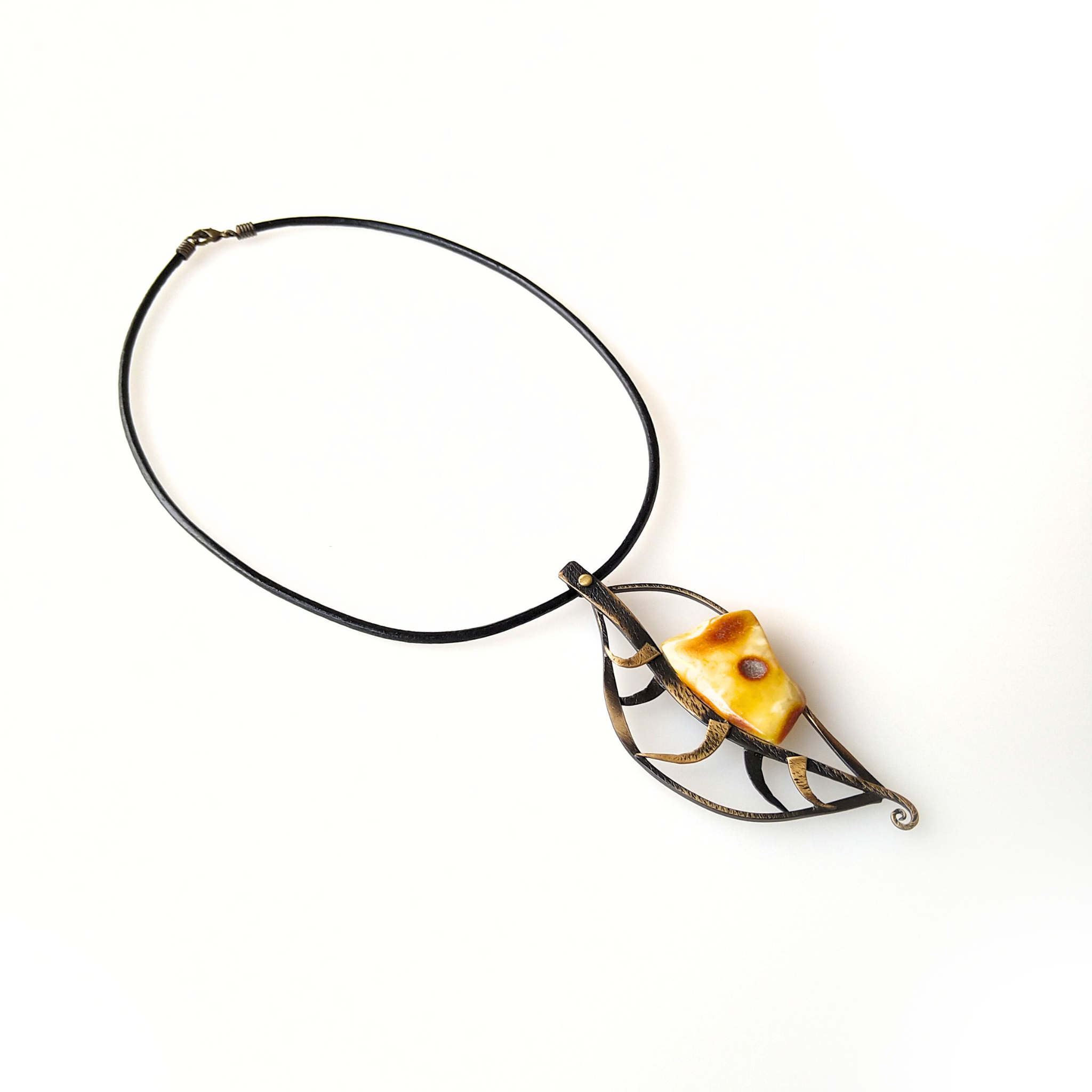 Žalvarinis pakabukas Lapelis