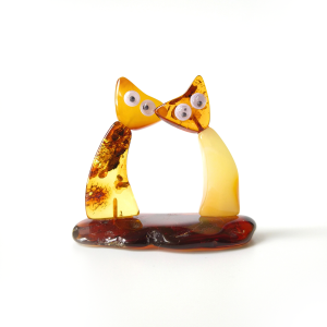 Gintarinė figūrėlė du kačiukai