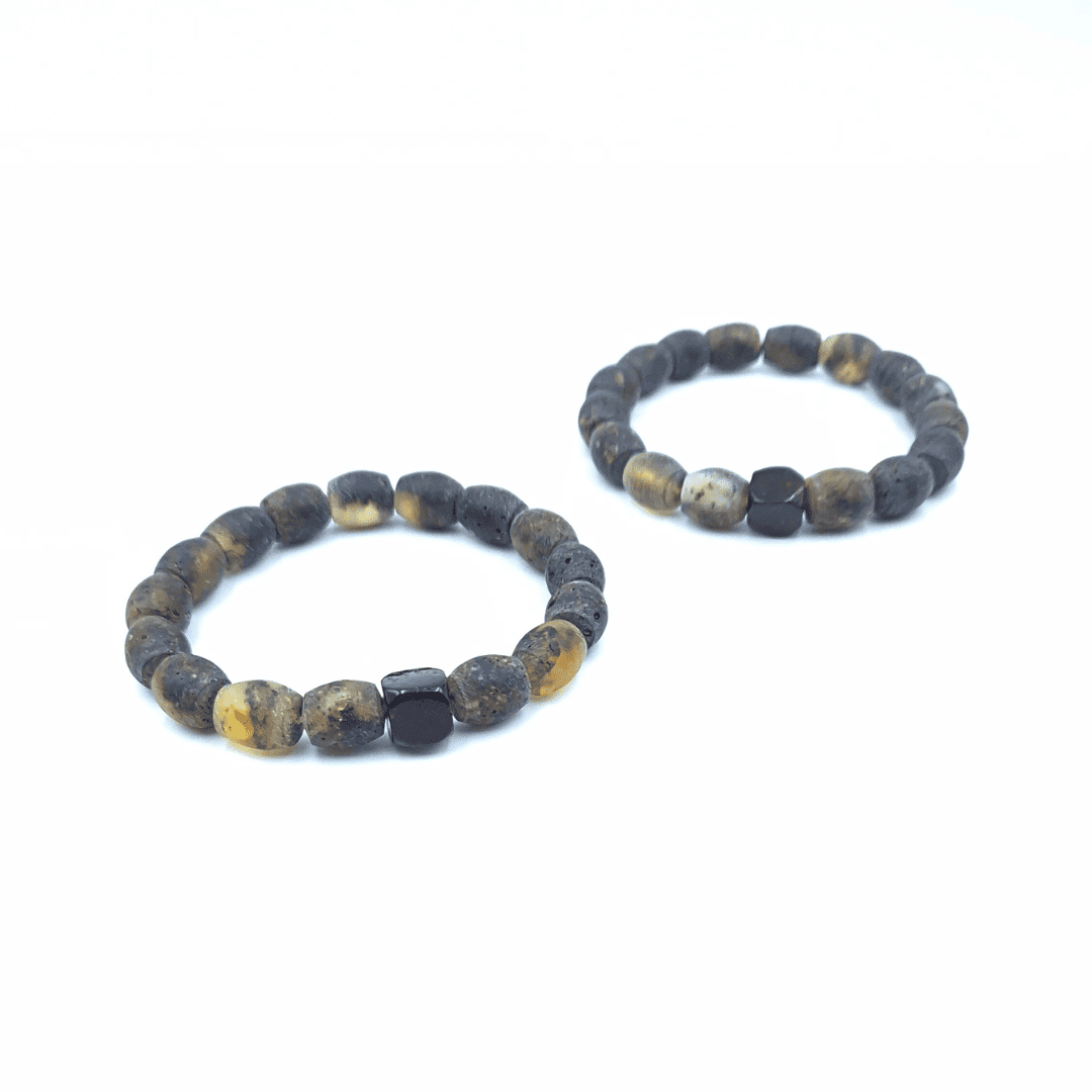 Statinaiciu apyranke su kubo intarpu